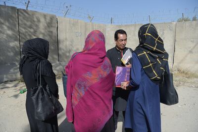 In this photograph taken on October 10, 2017 Afghan member of parliament (MP) Ramazan Bashardost (2R) speaks with women in Kabul.
Fleeing grinding poverty and unemployment, thousands of Afghan Shiites have been recruited by Iran to defend Syrian President Bashar al-Assad's regime, former fighters and rights activists say. "They are used by the Iranian government, which treats them like slaves," said Ramazan Bashardost, a Hazara member of parliament in Kabul. "The sorrow, pain and hunger of the people is not a major concern of the Afghan government." 
 / AFP PHOTO / SHAH MARAI / To go with Afghanistan-Syria-Iran-conflict-unemployment,FOCUS by Anne CHAON