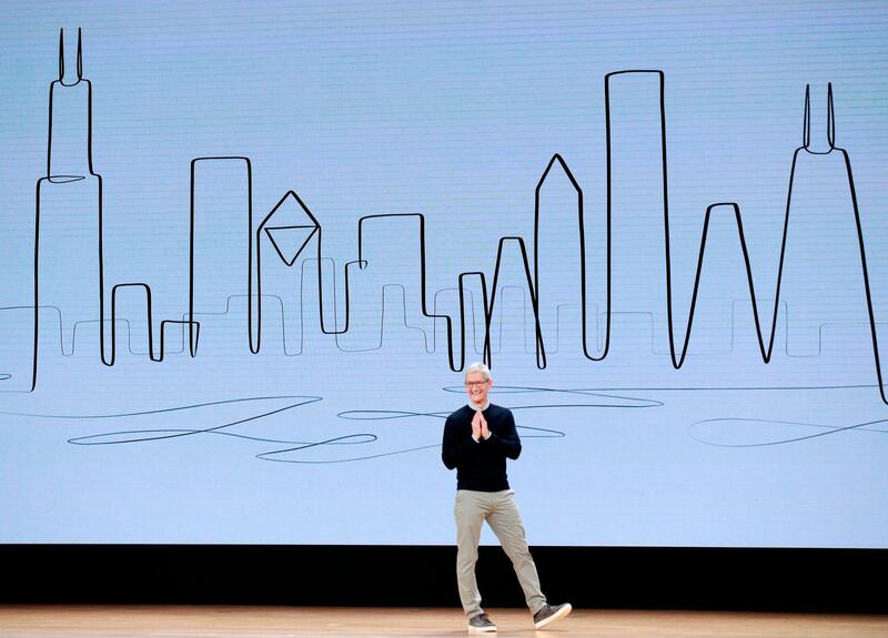 TOPSHOT - Apple CEO Tim Cook speaks at Lane Tech College Prep High School in Chicago,Illinois on March 27, 2018.   / AFP PHOTO / JIM YOUNG