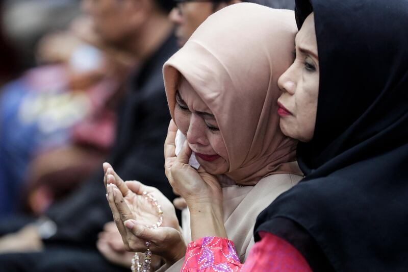 epa07142278 A relative of a passanger of the crashed Lion Air flight JT610 cries during a meeting with authorities and Lion Air management in Jakarta, Indonesia, 05 November 2018. Lion Air flight JT-610 lost contact with air traffic controllers soon after take-off and then crashed into the sea on 29 October. The flight was en route to Pangkal Pinang, and reportedly had 189 people onboard.  EPA/MAST IRHAM