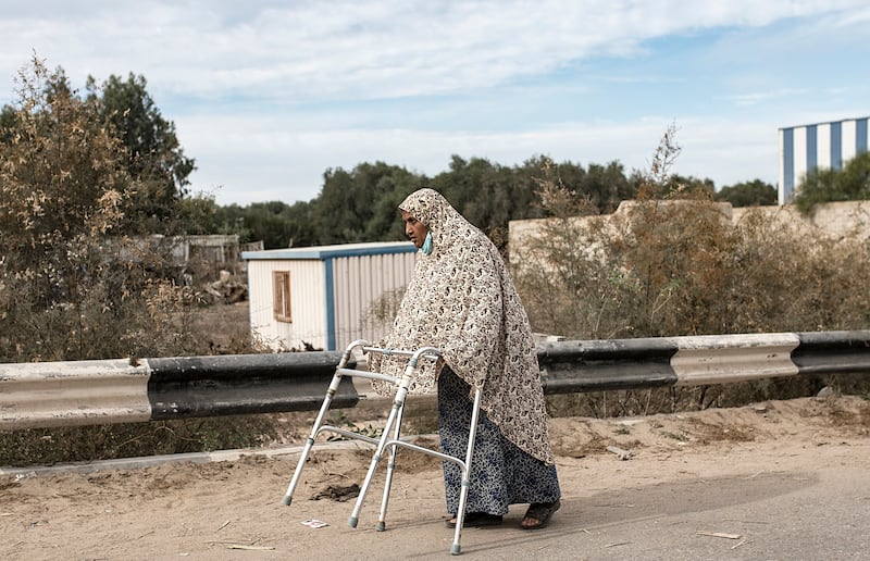 A Palestinian woman evacuates her home, heading to the southern Gaza Strip. EPA