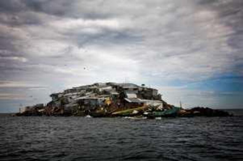 Migingo Island is a tiny rocky island deep within Lake Victoria, 21.05.2009. 

The first hut was build on this tiny rocky island in 2002 and the population has risen between 500 - 700 people. Most residents are Kenyan, though there are some Ugandans and Tanzanians. It takes anything between two hours and five hours to each the island from Kenya and anything from  six up to ten hours from Uganda. The little island has four bars, a salon, lots of little shops and up to 70 prostitutes. Around 20 Ugandan soldiers, intelligence officers and police are stationed on the Kenyan island.
Dominic Nahr / Oeil Public *** Local Caption ***  NAD09008D0381.jpg