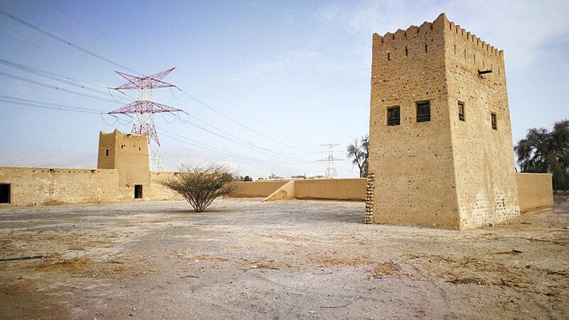 Al Falayah Fort was built in the 18th century as a retreat from the town of Ras Al Khaimah during the hot summer months. 	Okhtyartist