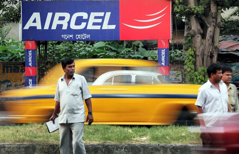 epa02464804 A Aircel board seen as an Indian man crosses a busy street in Calcutta, east India 24 November 2010. 2G phone services scam controversy, that led to the resignation of A. Raja as the telecom minister, has forced India's telecom watchdog to recommend the scrapping of 69 of the 130 licences given for 2G phone services since December 2006. 'The roll-out of services on these licences has failed to comply with the set norms. Six companies had been given these 69 licenses,' a senior official of the Telecom Regulatory Authority of India (TRAI) said. Of the 69 licences, 20 have been issued to Loop Telecom, 15 to Etisalat DB, 11 to Sistema-Shyam, 10 to Videocon, eight to Uninor and five to Aircel.  EPA/PIYAL ADHIKARY *** Local Caption *** 02464804