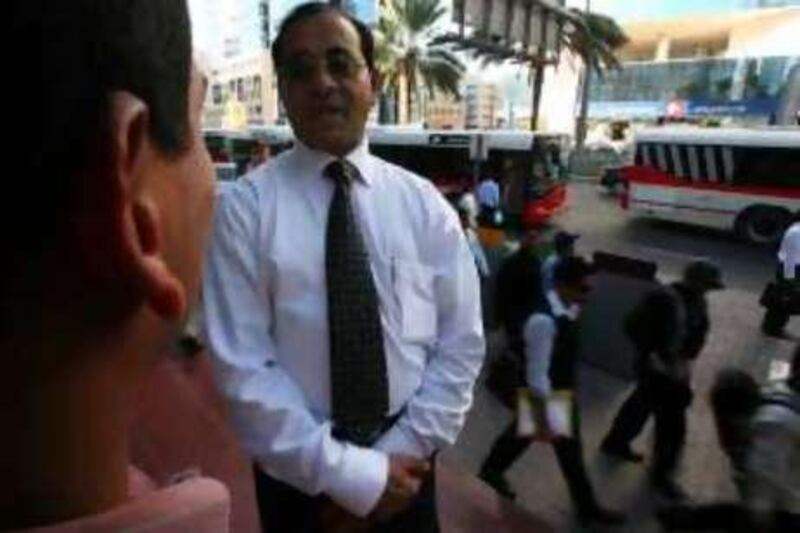 DUBAI-DECEMBER 23,2008 - Mr Shamsudeen of Barjeel Georjit Securities giving advice to  low income labourers on how to handle their money at Bank street in Bur Dubai. ( Paulo Vecina/The National ) *** Local Caption ***  PV Shamsudeen 2.JPG