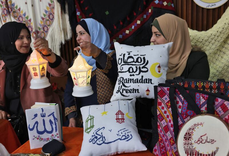 Palestinian women prepare Ramadan decorations. AFP