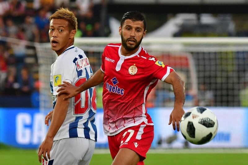 CF Pachuca's Mexican Japanese midfielder Keisuke Honda (L) and Wydad Casablanca's Moroccan forward Zakaria el-Hachimi look at the ball during their FIFA Club World Cup quarter-final match at Zayed Sports City Stadium in the Emirati capital Abu Dhabi on December 9, 2017. / AFP PHOTO / GIUSEPPE CACACE