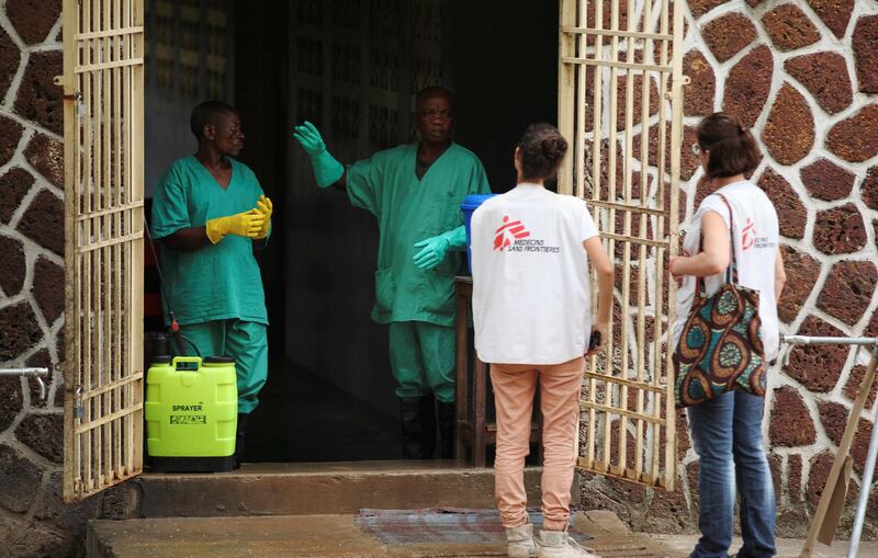 FILE PHOTO: Medecins Sans Frontieres (MSF) workers talk to a worker at an isolation facility, prepared to receive suspected Ebola cases, at the Mbandaka General Hospital, in Mbandaka, Democratic Republic of Congo May 20, 2018. REUTERS/Kenny Katombe/File Photo