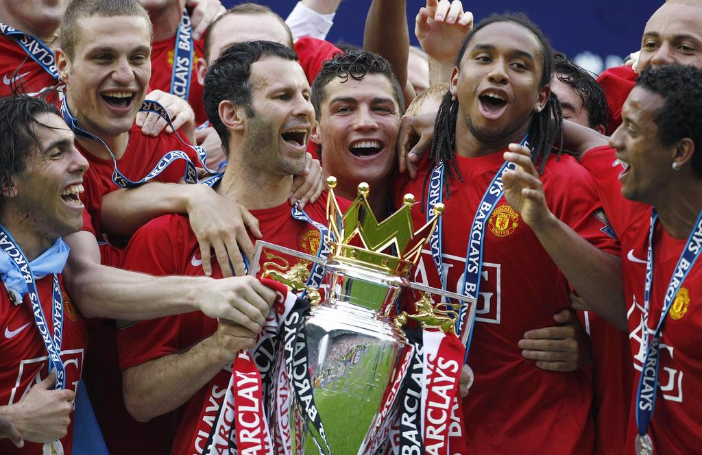 Giggs celebrates with teammates as they lift the Premier League trophy in 2008. Reuters