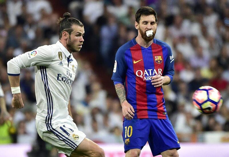 Real Madrid’s Gareth Bale vies for possession with Messi. Gedrard Julien / AFP