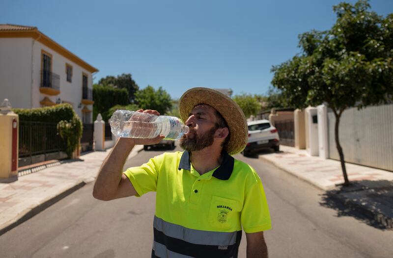 Spanish street sweeper Javier drinks water in Ronda. Temperatures will hit 40°C from Sunday to Tuesday on the Canary Islands and in Andalusia. AFP
