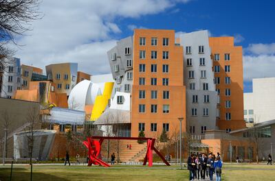 CN8K8W Students below the Stata Center on the campus of the Massachusetts Institute of Technology in Cambridge, Massachusetts.