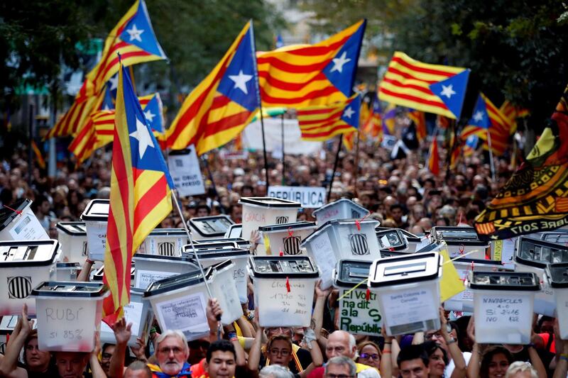 epaselect epa07062276 Thousands of people attend a protest on the occasion of the first anniversary of the Catalan illegal independence referendum held back 01 October 2017, in Barcelona, Spain, 01 October 2018. On 01 October 2017, Catalonia held an illegal pro-independence referendum that led to a political crisis and the detention of various pro-independence civil leaders and politicians that still remain in jail awaiting trial. Other politicians remain abroad after they fled a year ago to avoid prison.  EPA/ALBERTO ESTEVEZ