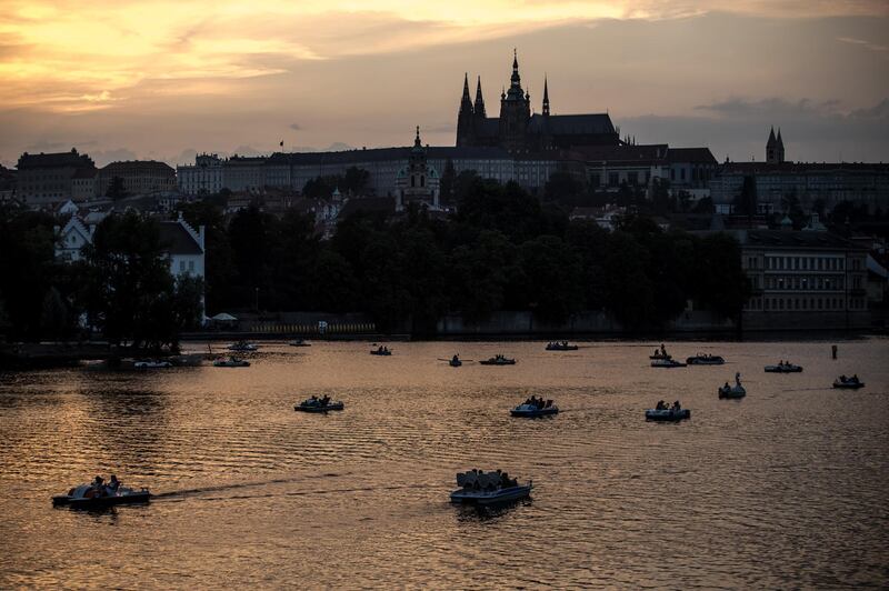 epa06922507 Boats ride during a warm summer's sunset on the Vltava River in Prague, Czech Republic, 01 August 2018. A current heat wave brings temperatures of about 36 degrees Celsius across Czech Republic and many other parts of Europe.  EPA/MARTIN DIVISEK