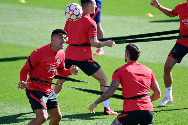 Atletico Madrid's Uruguayan forward Luis Suarez (L) attends a training session at the club's training ground in Majadahonda on September 27, 2021 on the eve of the UEFA Champions League first round group B footbal match between Milan and Atletico Madrid.  (Photo by JAVIER SORIANO  /  AFP)