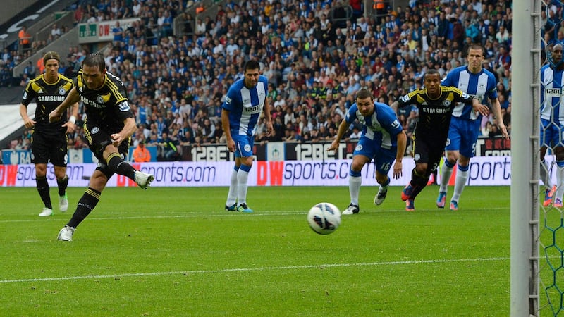 Chelsea's Frank Lampard (2nd L) shoots to score against Wigan Athletic during their English Premier League soccer match at the DW Stadium in Wigan, northern England August 19, 2012. REUTERS/Nigel Roddis (BRITAIN - Tags: SPORT SOCCER) FOR EDITORIAL USE ONLY. NOT FOR SALE FOR MARKETING OR ADVERTISING CAMPAIGNS. NO USE WITH UNAUTHORIZED AUDIO, VIDEO, DATA, FIXTURE LISTS, CLUB/LEAGUE LOGOS OR "LIVE" SERVICES. ONLINE IN-MATCH USE LIMITED TO 45 IMAGES, NO VIDEO EMULATION. NO USE IN BETTING, GAMES OR SINGLE CLUB/LEAGUE/PLAYER PUBLICATIONS *** Local Caption ***  NVR01_SOCCER-ENGLAN_0819_11.JPG