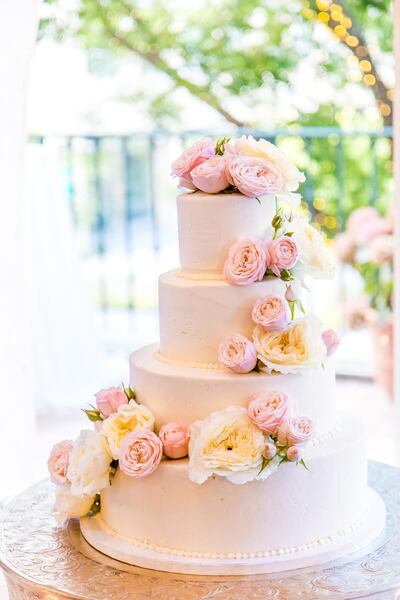 Wedding cakes with only one edible layer are aesthetically pleasing yet save money. Unsplash