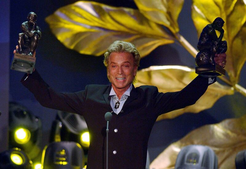 epa08937132 (FILE) - Magician Siegfried Fischbacher of Sigfried and Roy delivers a speech after being awarded with the World Award by former Soviet president Mikhail Gorbachov (not in picture) during the World-Award gala event in Hamburg, late 22 October 2003. (re-issued 14 January 2021)  According to media reports, magician Siegfried Fischbacher of the duo 'Sigfried and Roy' died at the age of 81.  EPA/KAY NIETFELD    GERMANY OUT *** Local Caption *** 00073878