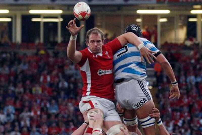 Wales' Alun Wyn Jones (top L) wins the ball in a line out during their friendly rugby test match against Argentina at the Millennium Stadium in Cardiff, Wales, August 20, 2011. REUTERS/Darren Staples   (BRITAIN - Tags: SPORT RUGBY)