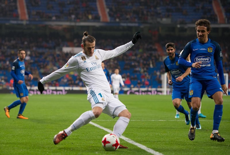 MADRID, SPAIN - NOVEMBER 28: Gareth Bale of Real Madrid CF crosses the ball during the Copa del Rey, Round of 32, Second Leg match between Real Madrid and Fuenlabrada at Estadio Santiago Bernabeu on November 28, 2017 in Madrid, Spain. (Photo by Denis Doyle/Getty Images)