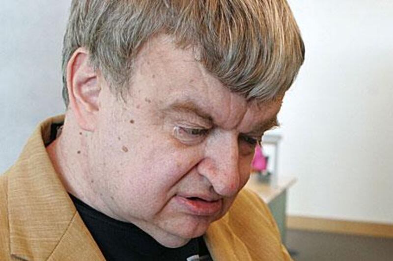 Kim Peek is said to have read and memorised 12,000 books in his lifetime by reading two pages simultaneously.