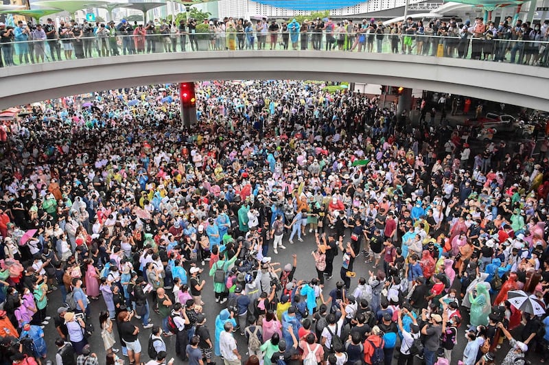 Pro-democracy protesters gather at a main road intersection during an anti-government rally in Bangkok on October 16, 2020, after Thailand issued an emergency decree. / AFP / Mladen ANTONOV
