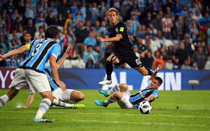 epa06385821 Keisuke Honda (C) of Pachuca in action during the FIFA Club World Cup semi final match between Gremio Porto Alegre and CF Pachuca in Al Ain, United Arab Emirates, 12 December 2017. Gremio won 1-0 after extra time.  EPA/MARTIN DOKOUPIL