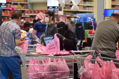 Saudis shop at a supermarket at the Panorama Mall in the capital Riyadh on May 22, 2020, as Muslims prepare to celebrate the upcoming Eid al-Fitr, that marks the end of the fasting month of Ramadan.   / AFP / FAYEZ NURELDINE
