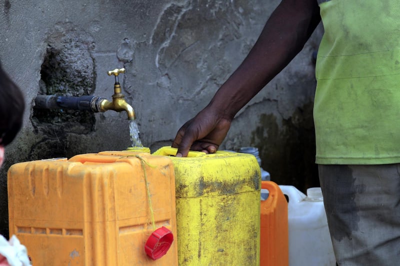 epa07012917 A Yemeni fills jerrycans with water from a donated source amid widespread disruption of water supplies in Sana'a, Yemen, 11 September 2018. Many Yemenis are suffering from lack of basic services and resources, in a humanitarian disaster dramatically worsened by escalating conflict between the Houthis rebels and Yemenâ€™s Saudi-backed government forces.  EPA/YAHYA ARHAB