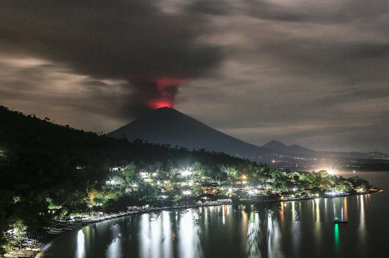 epaselect epa06353121 A long expossure photograph shows the Mount Agung volcano spewing hot volcanic ash as seen from Amed, Karangasem regency, Bali, Indonesia, 26 November 2017 (issued 27 November 2017). According to media reports, the Indonesian national board for disaster management raised the alert for the Mount Agung volcano to the highest status and closed the Ngurah Rai International Airport in Bali due to the ash cloud rising from the volcano.  EPA/RONI BINTANG