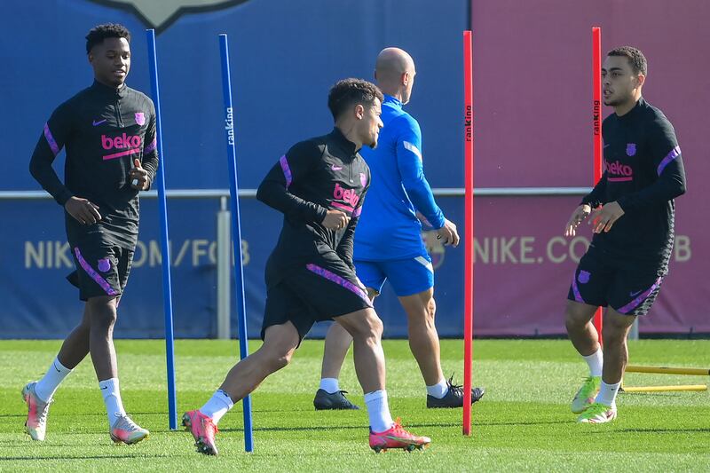 Barcelona's Spanish midfielder Ansu Fati (L), Barcelona's US defender Sergino Dest and teammates take part in a training session in Barcelona on October 19, 2021, on the eve of their UEFA Champions League first round Group E football match against Dynamo Kiev.  (Photo by LLUIS GENE  /  AFP)