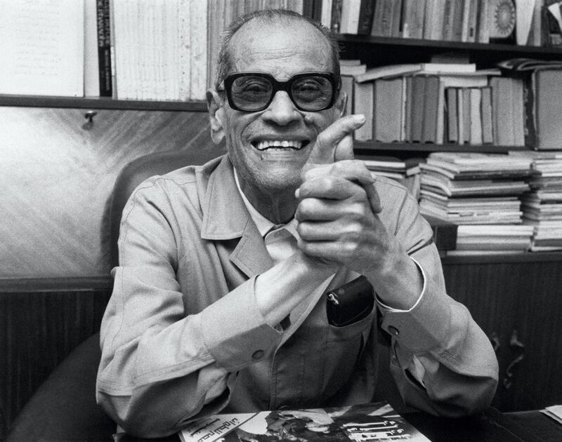 Photo prise le 13 octobre 1988 de l'écrivain égyptien Naguib Mahfouz à son bureau, au Caire, après l'annonce de sa nomination comme lauréat du Prix Nobel de Littérature.
Egyptian writer Naguib Mahfuz by his desk in Cairo 13 october 1988, obviously happy about his Nobel Prize for Literature. (Photo by PETER OFTEDAL / SCANPIX SWEDEN / AFP)