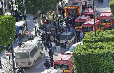 EDITORS NOTE: Graphic content / A picture taken on October 29, 2018, shows police and firemen gathering at the site of a suicide attack in the centre of the Tunisian capital Tunis. A woman blew herself up near police vehicles in the centre of the Tunisian capital, injuring nine people, the interior ministry said. / AFP / FETHI BELAID
