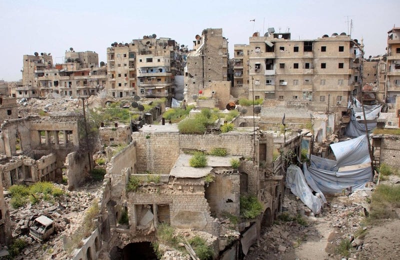 A general view shows blankets hanging across the road for protection from sniper fire in the Hamidiyeh neighbourhood of the northern Syrian city of Aleppo as local popular committee fighters, who support the Syrian government forces, try to defend the traditionally Christian district on the third day of intense battles with Islamic State group jihadists on April 9, 2015. AFP PHOTO / GEORGE OURFALIAN (Photo by GEORGE OURFALIAN / AFP)