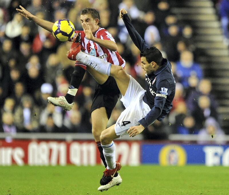 SUNDERLAND, ENGLAND - NOVEMBER 21:  Jordan Henderson of Sunderland battles with Cesc Fabregas of Arsenal during the Barclays Premier League match between Suderland and Arsenal at The Stadium of Light on November 21, 2009 in Sunderland, England.  (Photo by Laurence Griffiths/Getty Images)
