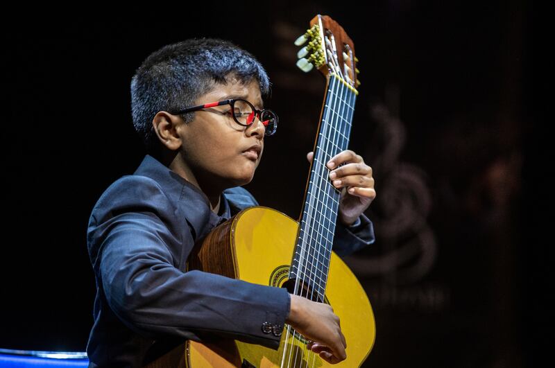 Kenodh De Silva plays the classical guitar