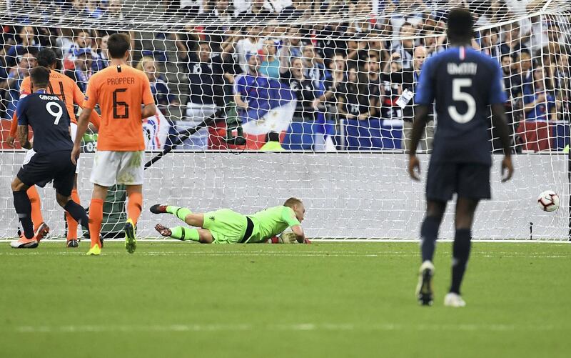 France's forward Olivier Giroud (L) shoots and scores a goal during the UEFA Nations League football match between France and Netherlands at the Stade de France stadium, in Saint-Denis, northern of Paris, on September 9, 2018. / AFP PHOTO / Anne-Christine POUJOULAT