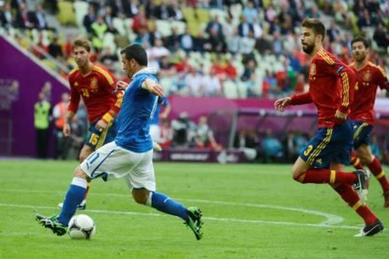 epa03258440 Antonio Di Natale (L, blue shirt) of Italy scores the 1-0 lead for his team during the Group C preliminary round match of the UEFA EURO 2012 between Spain and Italy in Gdansk, Poland, 10 June 2012.  EPA/BARTLOMIEJ ZBOROWSKI UEFA Terms and Conditions apply http://www.epa.eu/downloads/UEFA-EURO2012-TCS.pdf *** Local Caption ***  03258440.jpg