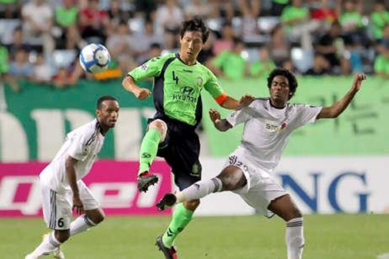 Saudi Arabia's Al Shabab player Fahad Hamad, right, fights for the ball against South Korea's Jeonbuk Hyundai Motors Kim Sang-sik during the quarter final soccer match of AFC Champions League at Jeonju World Cup Stadium in Jeonju, south of Seoul, South Korea, Wednesday, Sept. 15, 2010. (AP Photo/Yonhap, Choi Young-su) ** KOREA OUT **