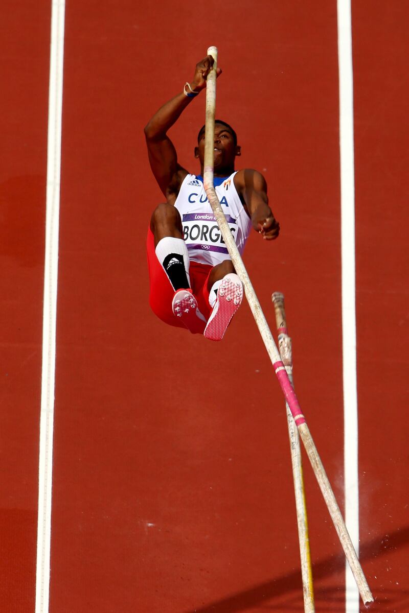 *** BESTPIX *** LONDON, ENGLAND - AUGUST 08:  Lazaro Borges of Cuba's pole snaps as he competes in the Men's Pole Vault Qualifications on Day 12 of the London 2012 Olympic Games at Olympic Stadium on August 8, 2012 in London, England.  (Photo by Quinn Rooney/Getty Images)