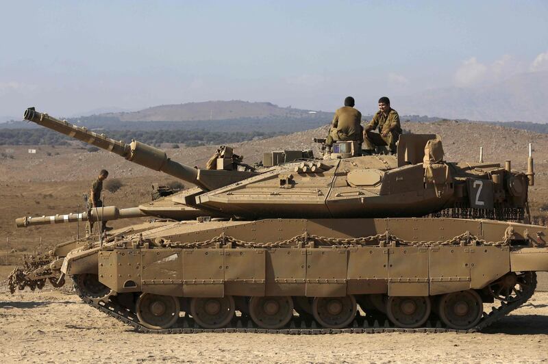 Israeli soldiers set up a tank near Kibutz Merom in the Israeli-annexed Golan Heights on the border with Syria on September 9, 2019.  / AFP / JALAA MAREY
