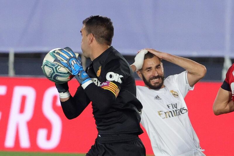 Real Madrid striker Karim Benzema next to Mallorca goalkeeper Manolo Reina. EPA