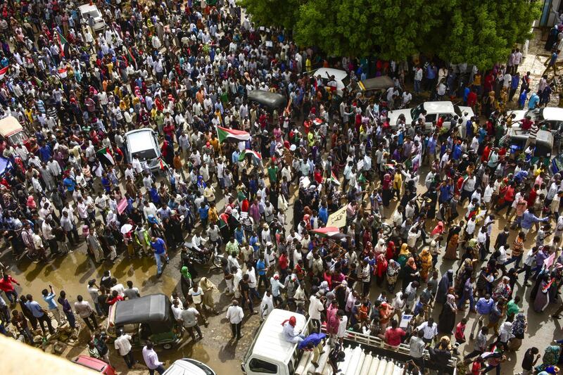 Sudanese protesters march in a mass demonstration against the country's ruling generals in the capital Khartoum's twin city of Omdurman on June 30, 2019.  / AFP / Ahmed MUSTAFA
