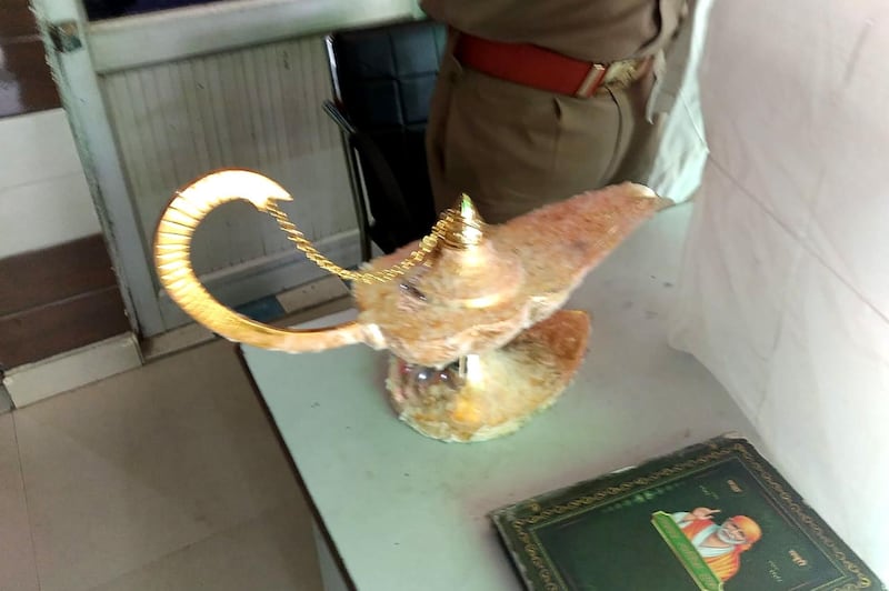 This handout photograph taken on October 29, 2020 and released by the Uttar Pradesh Police (UP Police) shows a lamp which was allegedly sold for $93,000 with the claim that it had magic powers as described in the popular folk tale "Aladdin's lamp", at the Brahampuri police station in New Delhi. Two men who allegedly duped a doctor into buying an "Aladdin's lamp" for $93,000 -- and even conjured up a fake genie -- have been arrested in India, an official said on November 1. - RESTRICTED TO EDITORIAL USE - MANDATORY CREDIT "AFP PHOTO /Uttar Pradesh Police (UP Police) " - NO MARKETING - NO ADVERTISING CAMPAIGNS - DISTRIBUTED AS A SERVICE TO CLIENTS
 / AFP / Uttar Pradesh Police (UP Police) / - / RESTRICTED TO EDITORIAL USE - MANDATORY CREDIT "AFP PHOTO /Uttar Pradesh Police (UP Police) " - NO MARKETING - NO ADVERTISING CAMPAIGNS - DISTRIBUTED AS A SERVICE TO CLIENTS
