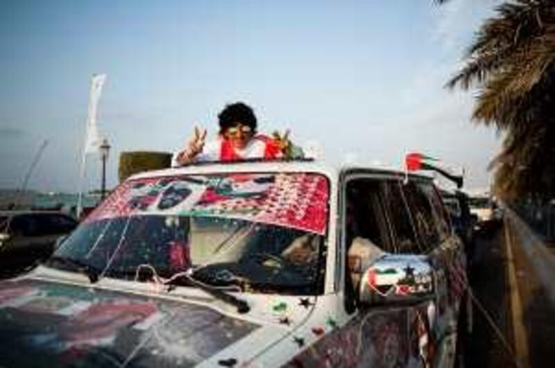 02/12/2009 - Abu Dhabi, UAE - People celebrate National Day in their decorated cars along the Corniche in Abu Dhabi on December 2, 2009. (Andrew Henderson / The National) *** Local Caption ***  ah_091202_National_Day_0021.jpg