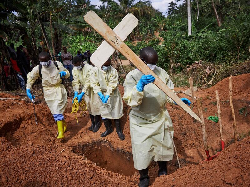 epaselect epa07550405 Health workers undertaking the burial of an eleven-month old child, Bunzi, in Beni, North Kivu province, Democratic Republic of the Congo, 05 May 2019 (issued 06 May 2019). The death toll from the latest Ebola outbreak which began in August 2018 has risen to more than 1,000, according to the country's Ministry of Public Health. The ministry said in its latest update on 03 May that there has been 1,008 deaths from 1,463 confirmed cases since August 2018. Volatile security situations in the region is hampering the effort to contain the disease in the vast central African nation.  EPA/HUGH KINSELLA CUNNINGHAM  ATTENTION: This Image is part of a PHOTO SET