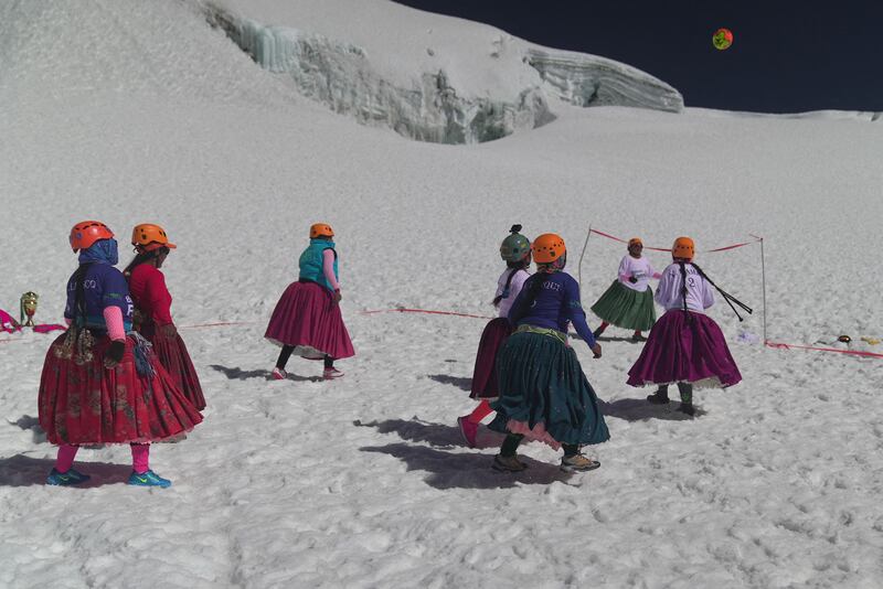 Aymara indigenous women members of the Climbing Cholitas of Bolivia Warmis play a football match at about 6. 000 m, in the last flat area before making summit at the 6. 088-metre Huayna Potosi mountain, near El Alto, Bolivia, on August 14, 2022.  - The Climbing Cholitas of Bolivia Warmis is a group dedicated to campaigning for the rights of indigenous women through mountaineering.  (Photo by Martín SILVA  /  AFP)