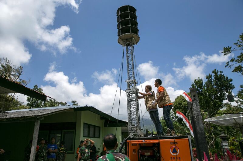 epa06233913 Indonesian officials set up an early warning alarm device in Karangasem, Bali, Indonesia, 29 September 2017. The Center for Volcanology and Geological Hazard Mitigation (PVMBG) raised the alert level of Mount Agung to the highest level on 22 September. About 100,000 people have already been evacuated from their homes around the volcano.  EPA-EFE/MADE NAGI *** Local Caption *** 53798873