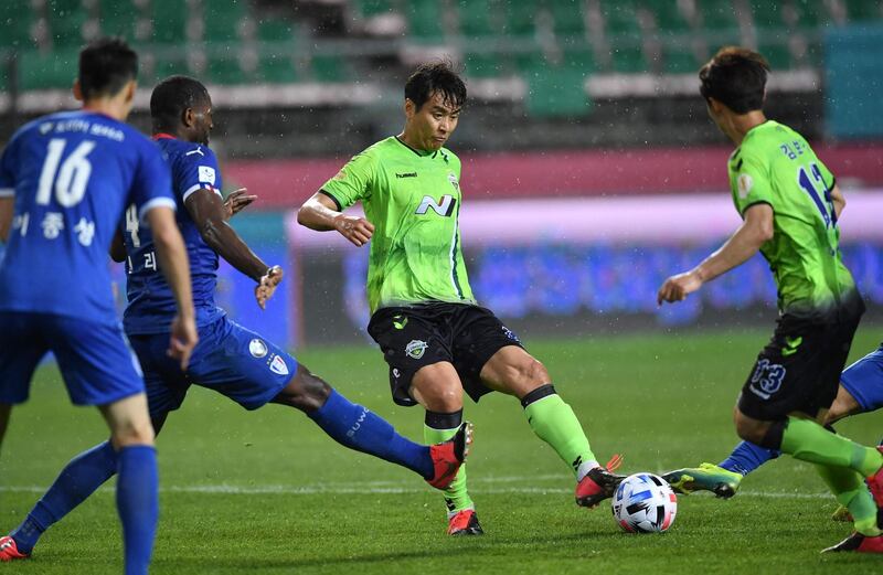 Lee Dong-gook dribbles the ball against Suwon Samsung Bluewings. AFP