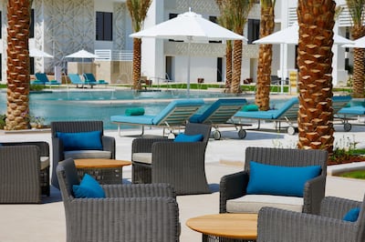 Poolside dining at Capila – Pool Bar and Grill. Courtesy Hilton
