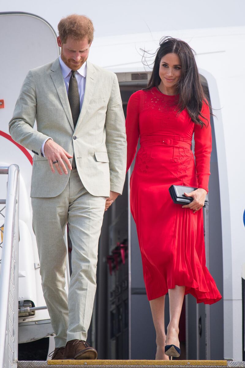 NUKU'ALOF, TONGA - OCTOBER 25: Prince Harry, Duke of Sussex and Meghan, Duchess of Sussex arrive at Fua'amotu Airport on October 25, 2018 in Nuku'Alofa, Tonga. The Duke and Duchess of Sussex are on their official 16-day Autumn tour visiting cities in Australia, Fiji, Tonga and New Zealand. (Photo by Dominic Lipinski - Pool/Getty Images)